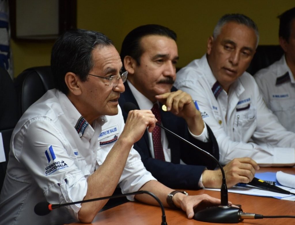 Ministro de salud nombra de vocera a la amiga de su hija